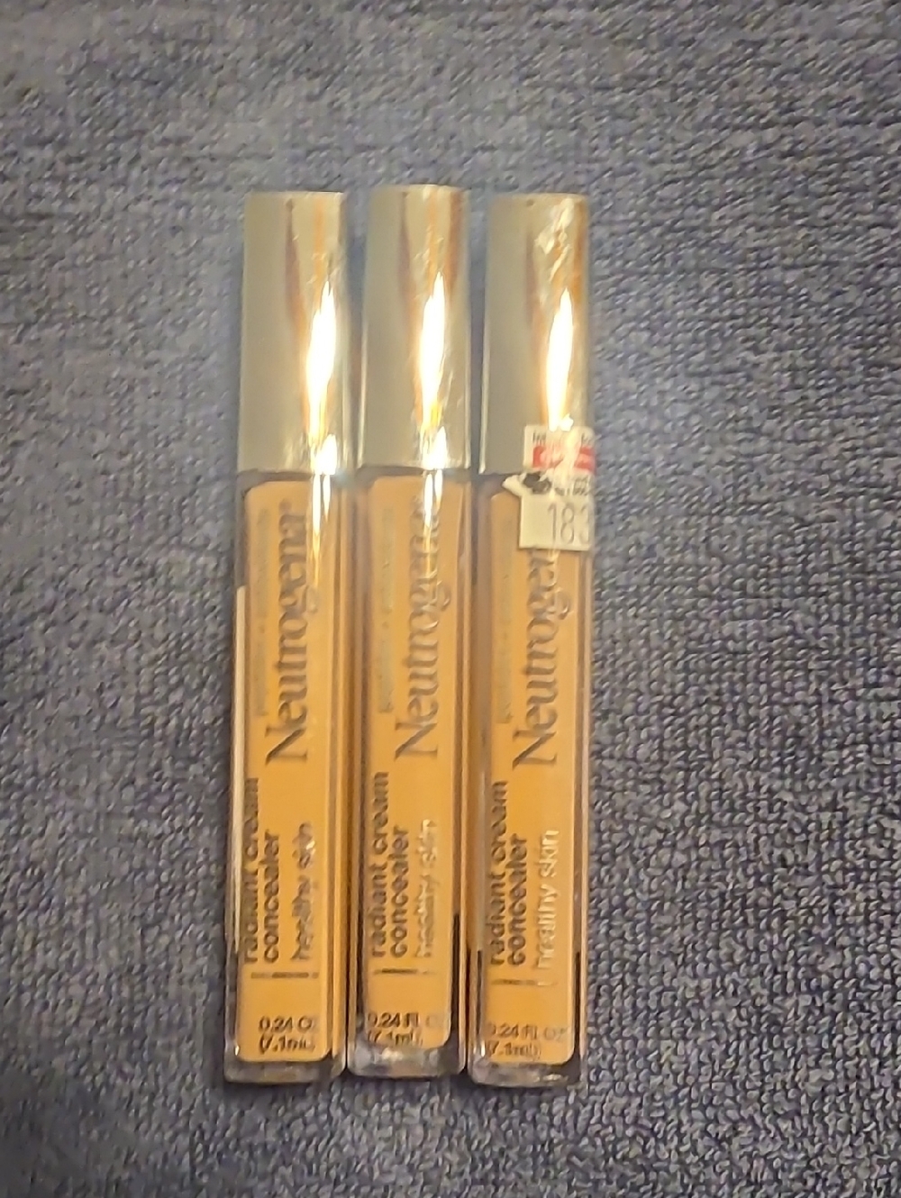 THREE Neutrogena Radiant Cream Concealer Hazelnut Shade Medium